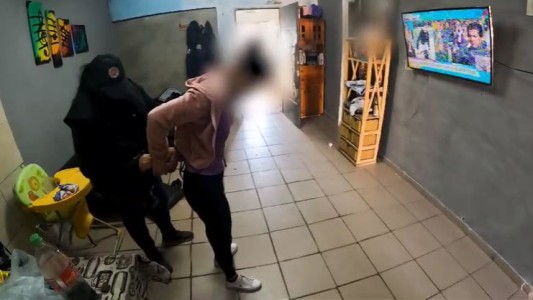 Rosario: cuatro personas detenidas en 14 allanamientos por los ataques incendiarios contra vehículos