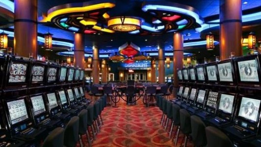Denuncian a un hombre por dejar a su hijo encerrado para ir al casino
