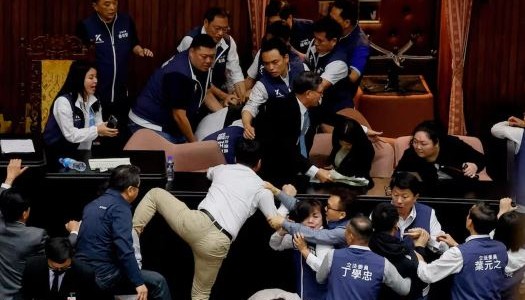 Video: legisladores de Taiwán a las trompadas en plena sesión