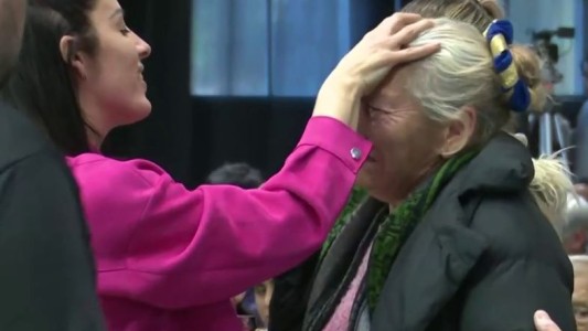 Leda, devoción y fe: una multitud acampa desde el martes esperando por ella en Santos Lugares