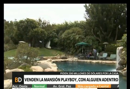 Venden la Mansión Playboy, con alguien adentro