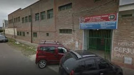 Desplazaron a un profesor que le arrojó un borrador a sus alumnos para que se callaran