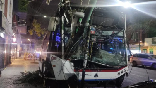 Colectivero se descompensó y chocó contra un poste de luz: hay heridos