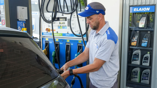 La venta de combustibles en abril fue la más baja en 34 meses