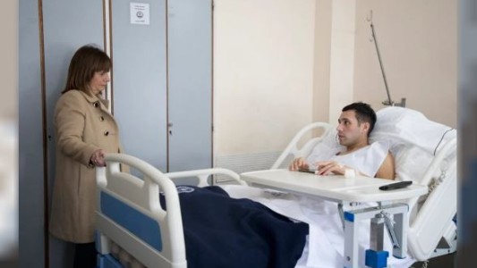 Bullrich visitó en el hospital al policía que fue baleado en Acceso Oeste durante un robo