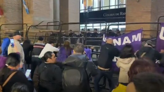 Misiones: incidentes, gases y caos en la protesta docente en la Legislatura provincial