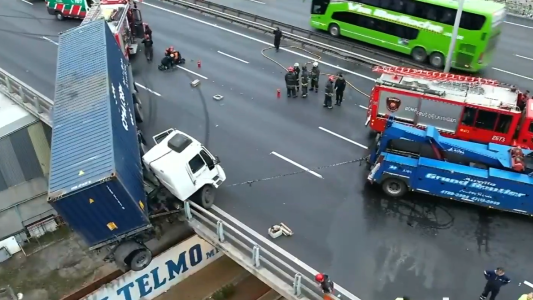 Peligro en la Autopista 25 de Mayo: estaba alcoholizado el conductor del camión que quedó colgado