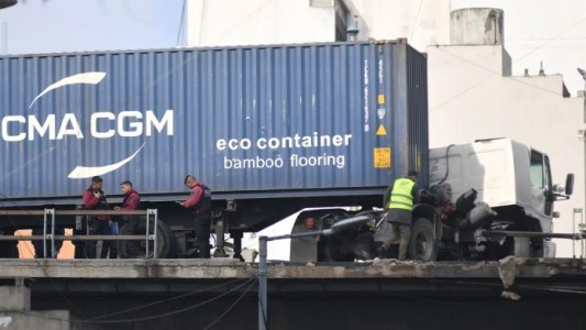 Suspendieron la licencia del chofer que chocó con su camión y quedó colgando en la autopista 25 de Mayo