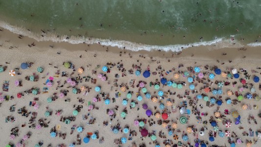 "Cancún brasileño": polémico proyecto de ley bolsonarista para privatizar playas