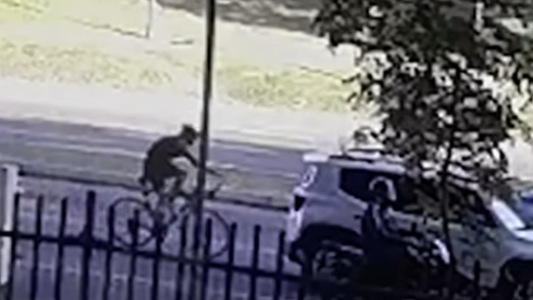 Ciclista chocó contra un auto frenado en el semáforo y murió