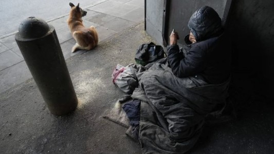 Según un estudio de la UCA, en el primer trimestre la pobreza trepó al 55,5% y la indigencia al 17,5%