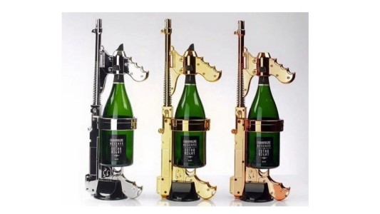 La ametralladora que dispara champagne es la nueva sensación en Miami