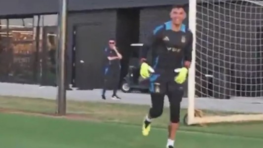 Dibu Martínez le atajó un penal a Lautaro Martínez en la práctica de la Selección argentina y mostró su nuevo baile