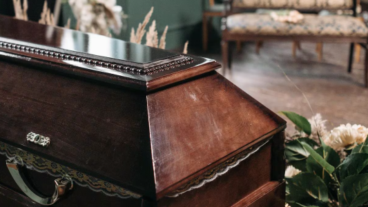 La declararon muerta en un hogar de ancianos: dos horas después en la funeraria detectaron que respiraba