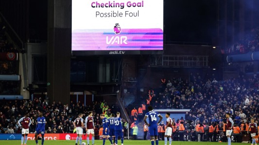 La Premier League votó a favor de que siga el VAR