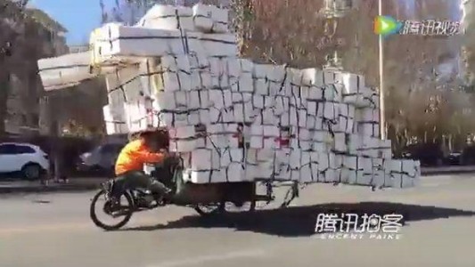 Video: el chino que desafía la muerte con su moto cargada de cajas