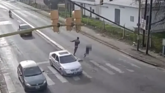 Un hombre atacó a puñaladas a un nene de 11 años que pedía dinero en un semáforo