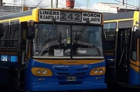 Un delincuente asaltó a pasajeros arriba de un colectivo en Rafael Castillo