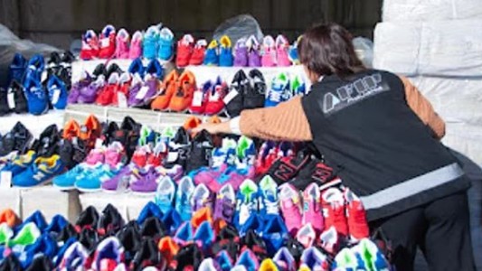 La Aduana entrega cerca de ocho mil pares de zapatillas incautadas para su donación