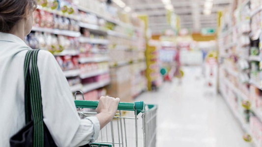 La recesión sigue golpeando al consumo: ventas minoristas cayeron 7,3% anual en mayo