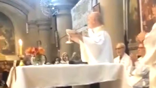 Cantos contra Milei en plena misa en una iglesia del barrio porteño de San Cristóbal