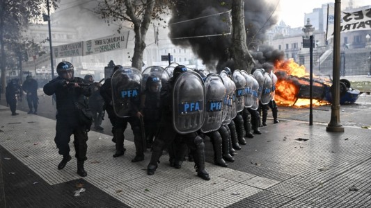 El Gobierno felicitó a las fuerzas de seguridad que actuaron afuera del Congreso: "Intentaron perpetrar un golpe de Estado"