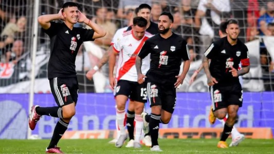 Riestra logró un histórico triunfo ante River y le impidió alcanzar el primer puesto
