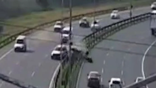 Indagan al conductor que atropelló y mató a un motociclista en Camino del Buen Ayre