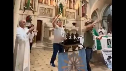 El obispo Carrara pidió "humildes disculpas" por los cánticos opositores durante una misa