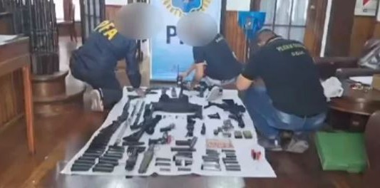 Los buscaban por robar un celular y encontraron algo mucho peor