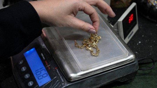 Filas para vender las "joyas de la abuela" y poder llegar a fin de mes