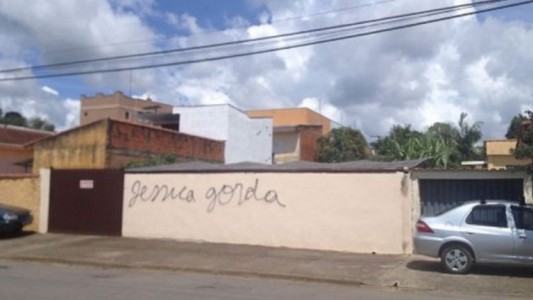 La brillante respuesta de una mujer a la que le escribieron "gorda" en la pared de su casa