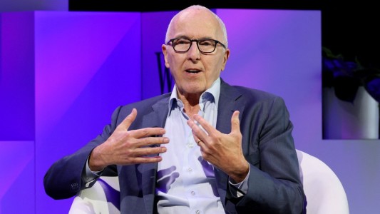 Billonario estadounidense quiere quedarse con TikTok para reencauzar internet: "Está dañando a lo nenes"