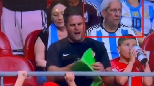 Un senador fue captado en la tribuna del partido de la Selección argentina