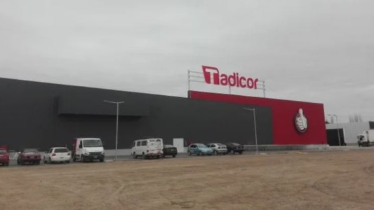 Mendoza: falsos policías robaron 57 millones de pesos a un supermercado mayorista