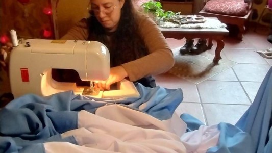 "La bandera nos une": chicos de distintas provincias confeccionaron una bandera para una escuela centenaria