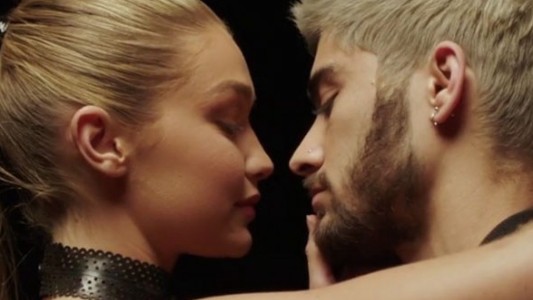 Zayn Malik y la modelo Gigi Hadid se besan apasionadamente en el videoclip Pillowtalk