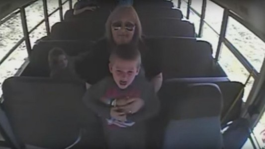 Video: la colectivera heroína que salvó a un nene que se había tragado una moneda