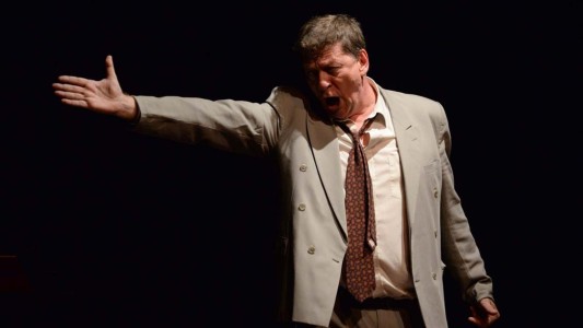 "Las patas en las fuentes": una obra que se centra en la historia de un antihéroe que busca trabajo