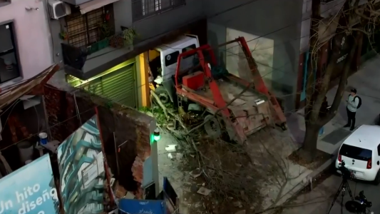 Un camión chocó a dos autos y terminó incrustado en un edificio en Flores
