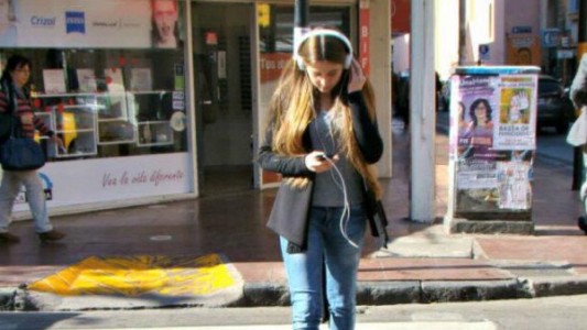 Instalan semáforos en el piso para que los adictos a celulares no sean atropellados