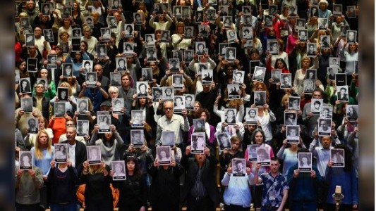 Jairo cantó “Venceremos” junto a una multitud para honrar a las víctimas del atentado a la AMIA