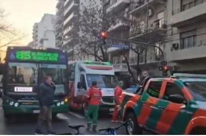 Un colectivo atropelló a una adolescente en Caballito