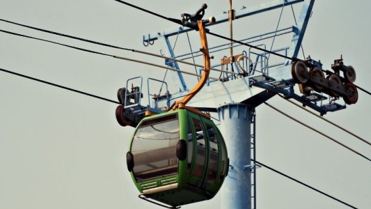 Mujer murió en trágico accidente en Italia: se le enganchó la ropa en un teleférico y fue arrastrada al vacío