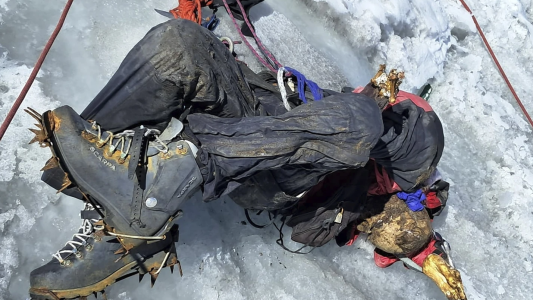 Por el retroceso de glaciares, hallaron momificado a un escalador desaparecido hace 22 años