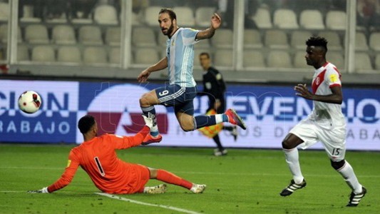 Argentina no pudo controlarlo, empató con Perú 2 a 2 y está en zona de repechaje