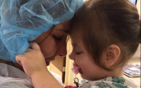 Video pura emoción: la nena que recupera la vista y ve por primera vez a su madre