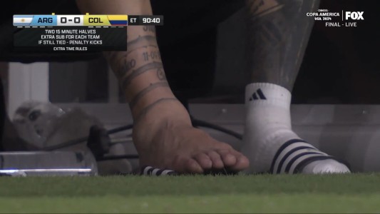 Messi sufrió una lesión ligamentaria en el tobillo derecho