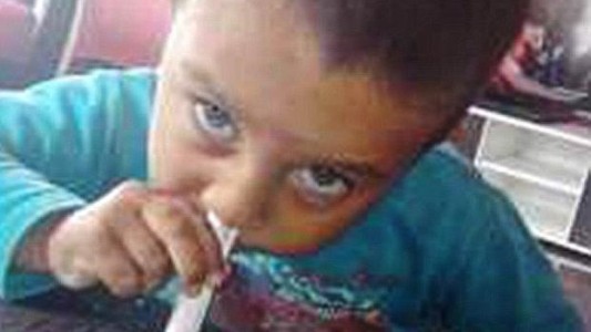 Bulgaria: escándalo por una foto de un nene que simula tomar cocaína