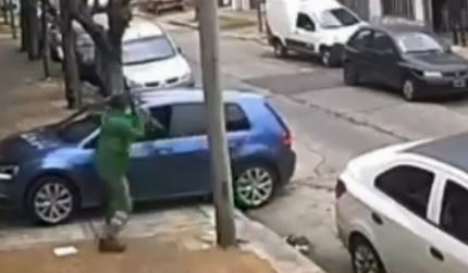 Video: Un barrendero evitó con su escobillón el robo de un auto en Villa Adelina